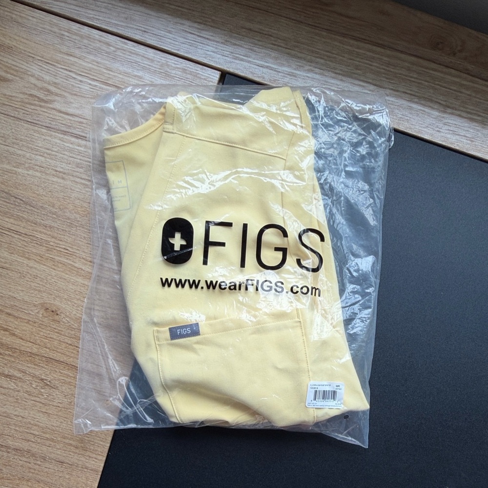 Medium Figs Butter yellow scrub top